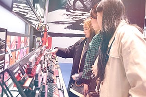 店頭に並ぶコスメを確認する学生