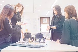 話し合いを行う学生たち