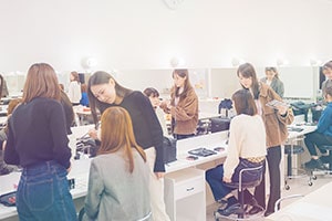 実習を行う学生たち