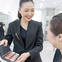 メイク実習を行う学生