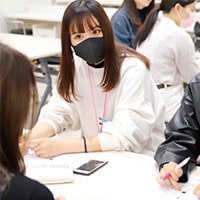 グループディスカッションをする学生