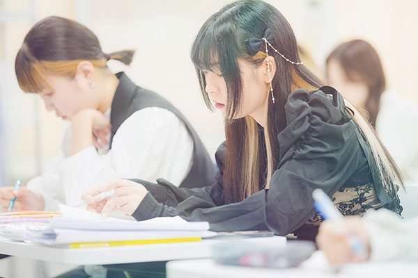 勉学に励む学生